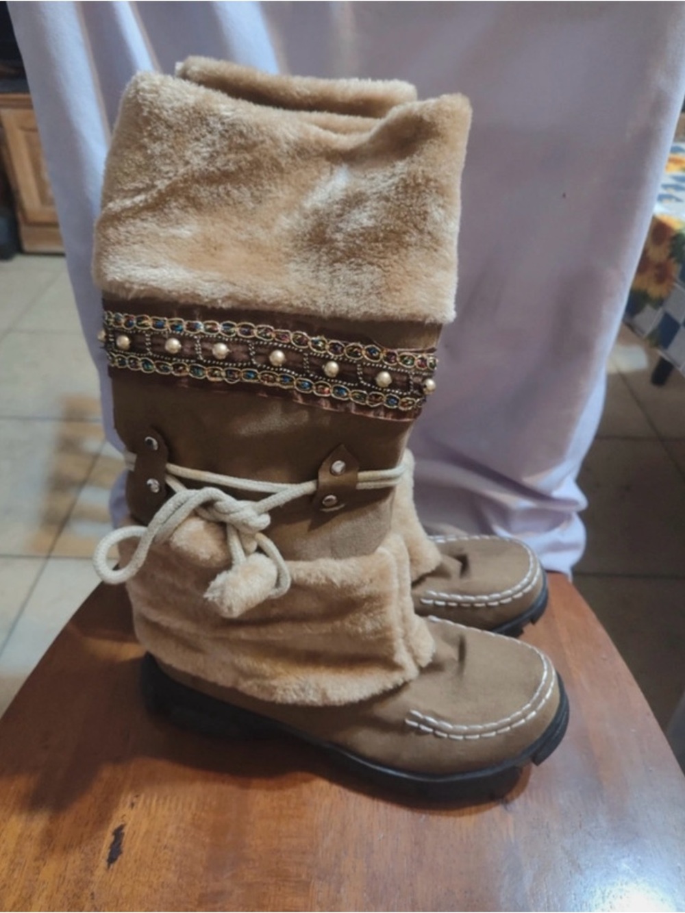 Source Unknown Tan Women’s Faux-Fur Winter Boots with Beaded Trim Size 10